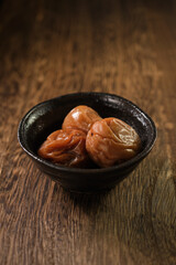 梅干し（南高梅）を黒バックで