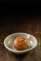 梅干し（南高梅）を黒バックで