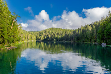 Obraz premium Sommerliche Entdeckungstour zum wunderschönen Eibsee in den Bayrischen Alpen - Deutschland