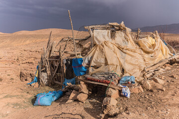 Zelt mit Plastikplane in der Wüste von Marokko