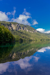 Fototapeta na wymiar Sommerliche Entdeckungstour zum wunderschönen Eibsee in den Bayrischen Alpen - Deutschland