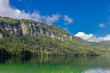 Fototapeta premium Sommerliche Entdeckungstour zum wunderschönen Eibsee in den Bayrischen Alpen - Deutschland