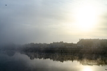 Fototapeta na wymiar Blois bord de Loire dans la brume au matin