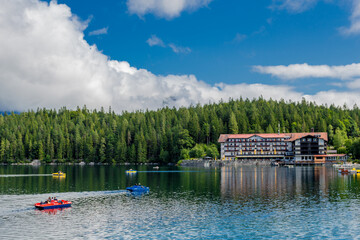 Sommerliche Entdeckungstour zum wunderschönen Eibsee in den Bayrischen Alpen - Deutschland