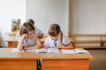 The children of a classmate friend read together, solve problems. Mutual assistance at school,...