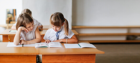 The children of a classmate friend read together, solve problems. Mutual assistance at school,...