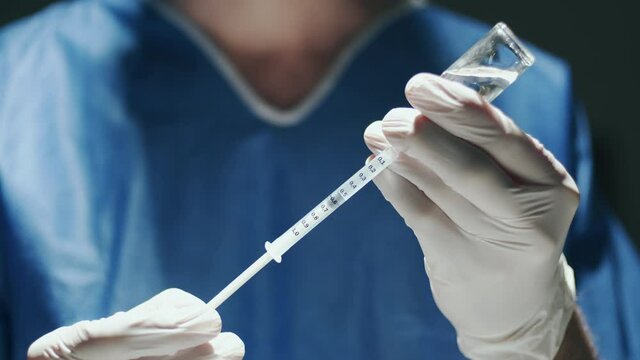 Medico prepara la siringa con il vaccino