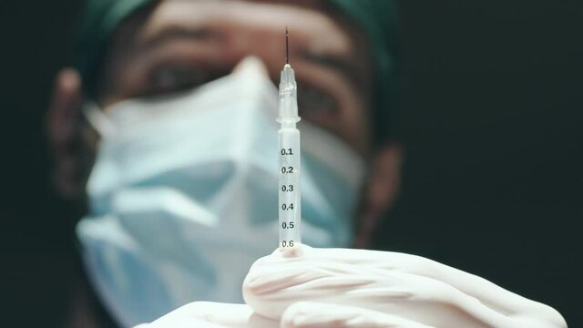 Medico prepara la siringa con il vaccino