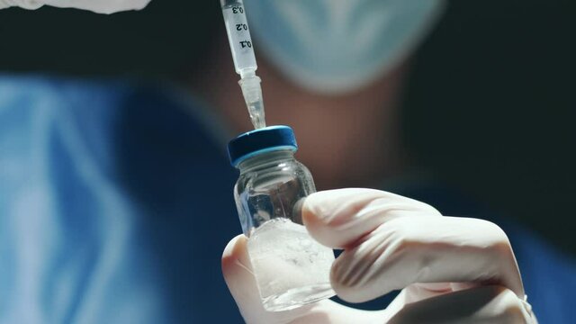 Medico prepara la siringa con il vaccino