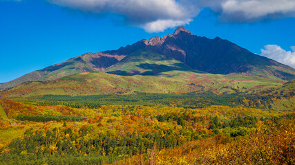 紅葉の利尻富士　秋の北海道の絶景