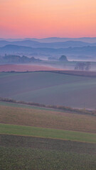 朝焼けと雲海　秋の北海道　絶景　縦構図