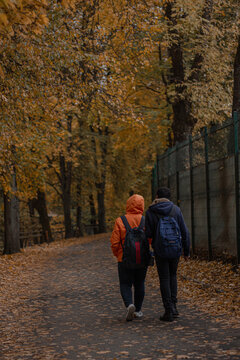 Młoda para idąca przez park
