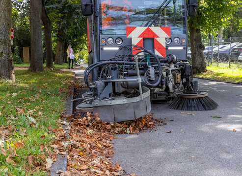 Stra&szlig;e Reinigung B&uuml;rste LKW Multicar Detail Laub Dreck