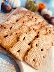 Weihnachtsgebäck Spekulatius/ cookies on a plate 