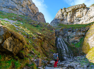 Alpinista observando la cascada