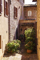 Fototapeta na wymiar Outer courtyard in the medieval old town of Assisi, Italy