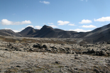 surowy krajobraz islandii z nagimi górami i skałami