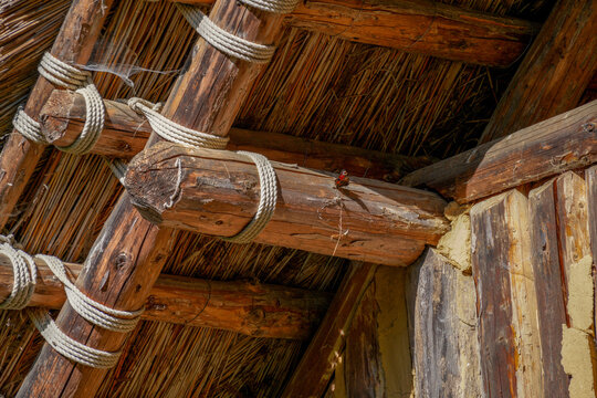 Altes Holzhaus mit Strohdach mit seilen verbunden