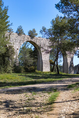 Vue de l'aqueduc de Castries (Occitanie, France)