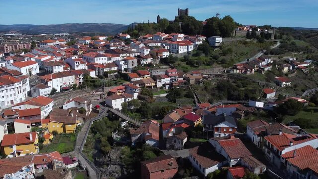 Bragan&ccedil;a Parque urbano do Rio Ferven&ccedil;a, vista a&eacute;rea no tro&ccedil;o do Bairro dos Batocos at&eacute; ao morro do Castelo