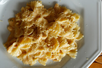 macaroni and cheese pasta dish