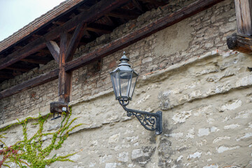 Straßen Lampe an einen alten Gebäude