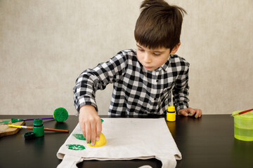 handmade exclusive print pattern. diy Printing Stamps lemons on clothes. step-by-step instruction