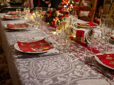Table pr&eacute;par&eacute;e pour un repas de No&euml;l en famille