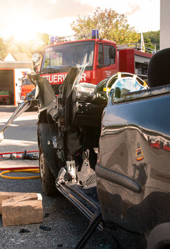 Unfallfahrzeug nach einer technischen Rettung der Feuerwehr nach einem schweren Verkehrsunfall im Gegenlicht