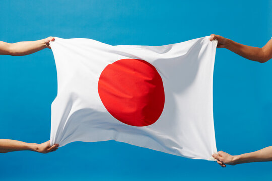 日本の国旗を持つ四人