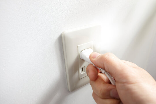 白いプラグを抜く手