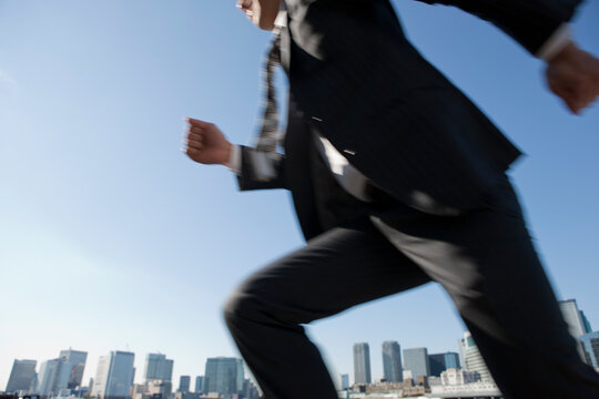 ビジネススーツを着て駆け出す男性