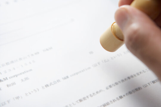 契約書に印を押すビジネスマン