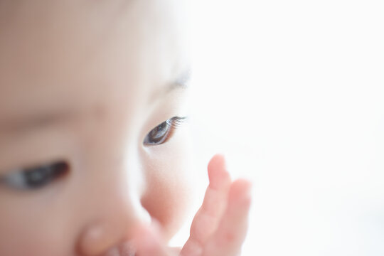 目が大きい可愛い赤ちゃんの顔のアップ