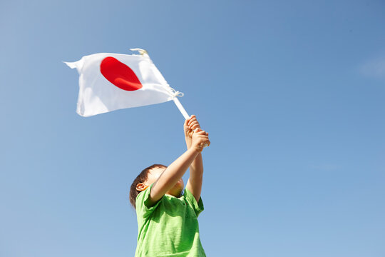 日本の国旗の旗を振る男の子