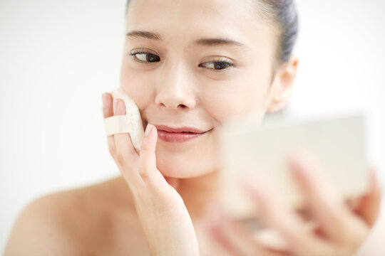 スキンケアをする女性