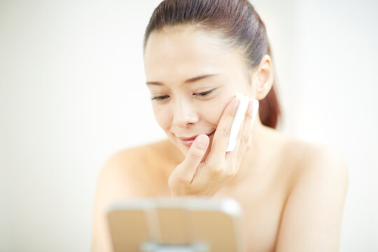 スキンケアをする女性