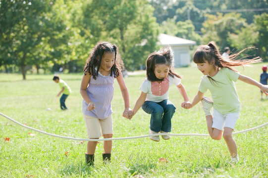 縄跳びをする子ども達