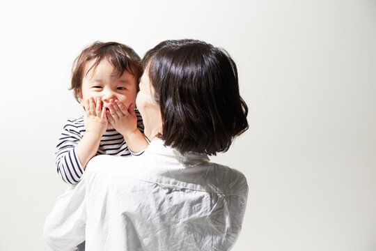 男の子を抱くお母さん