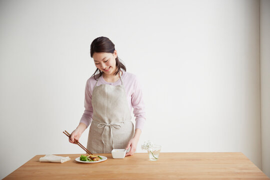 お弁当を作る若い女性