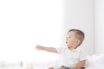 ベッドの上で遊ぶ赤ちゃん