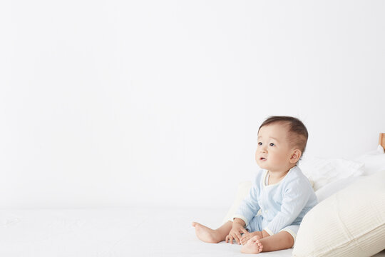 ベッドに座っている赤ちゃん
