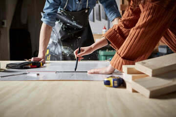 設計図を引く人の手元