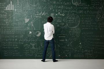 数式の書かれた壁一面の黒板を眺める