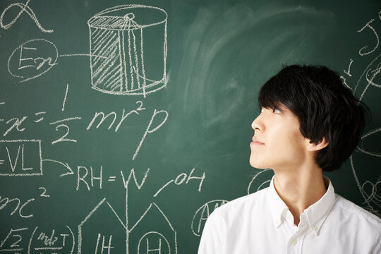 数式の書かれた黒板を消した後