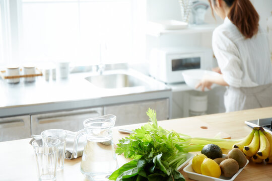 キッチンで料理をする女性