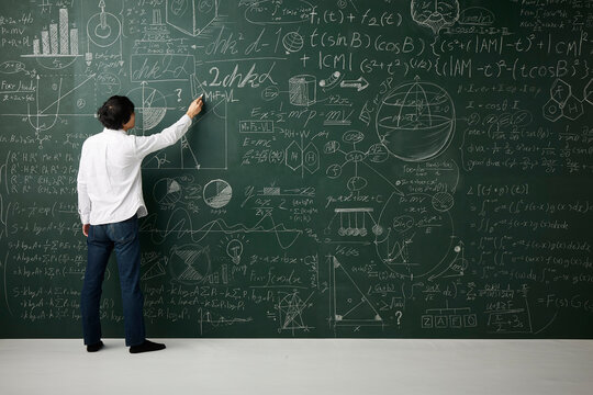 壁一面の黒板に数式を書き詰める