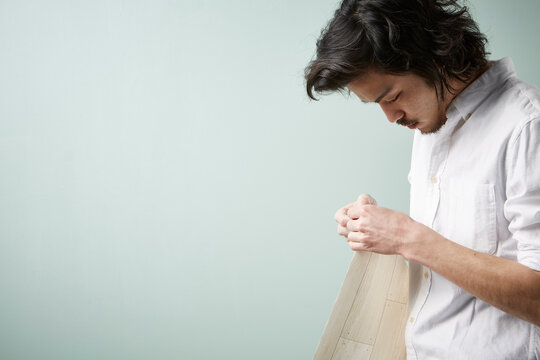 壁紙を持つ男性