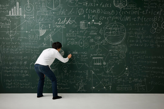 壁一面の黒板に数式を書き詰める