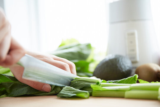 ホウレンソウを切っている手元